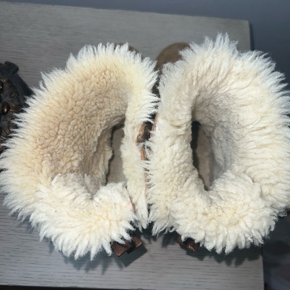 Girls Ugg Boots - Picture 2 of 4